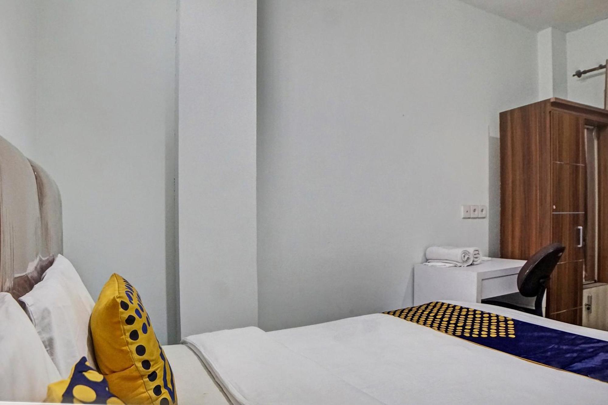 Spot On 92822 Finest House Near Amplas Bus Terminal Medan Buitenkant foto