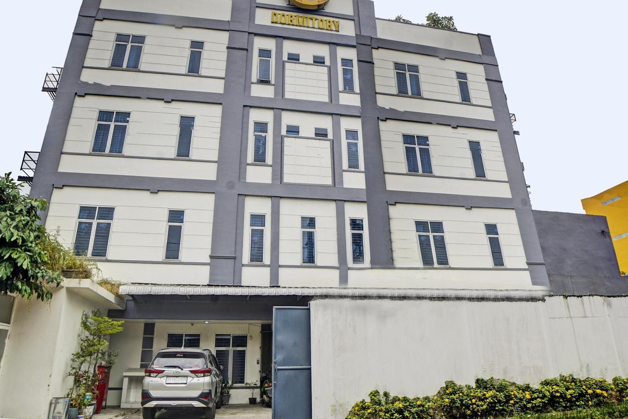 Spot On 92822 Finest House Near Amplas Bus Terminal Medan Buitenkant foto