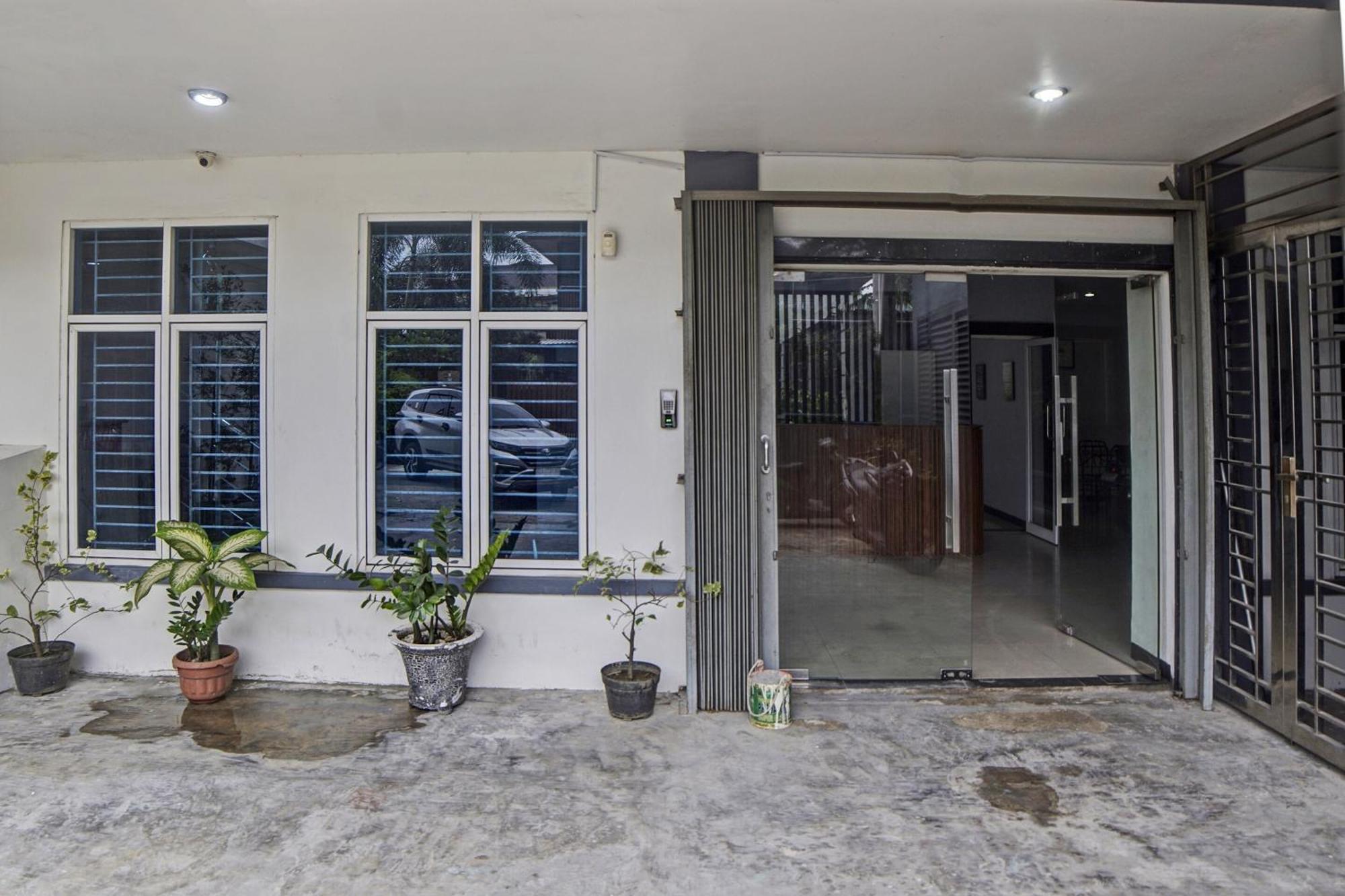 Spot On 92822 Finest House Near Amplas Bus Terminal Medan Buitenkant foto